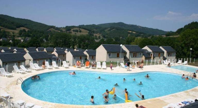 Apartment with pool — photo 3
