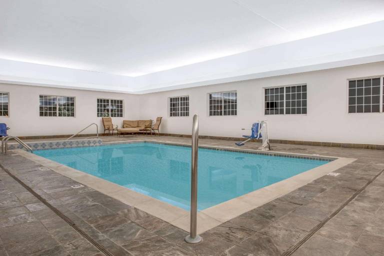 Super 8 By Wyndham Cedar Falls — photo 2