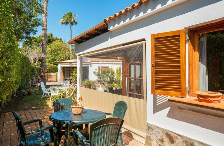 Lovely bungalow with patio, yard & pool | Pets allowed — photo 4