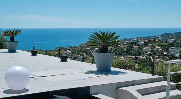 Villa with barbecue, patio & jacuzzi in Fréjus