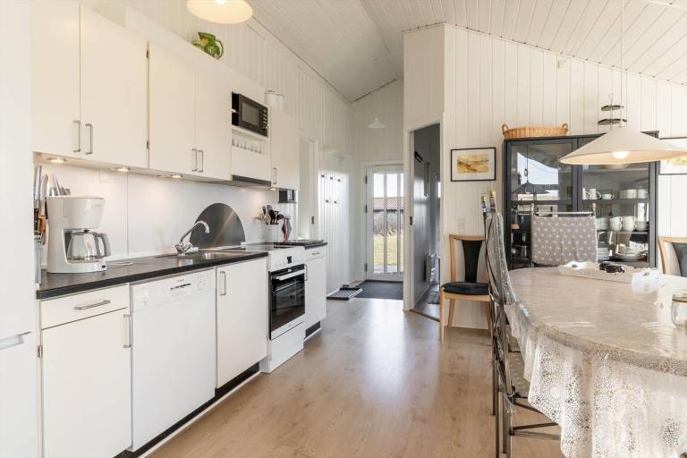 Vacation home with barbecue, jacuzzi & sauna — photo 2