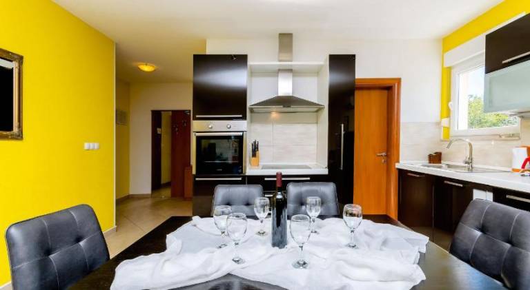 Fully equipped holiday apartment with pool, yard & grill | Next to the beach | Dogs allowed — photo 2