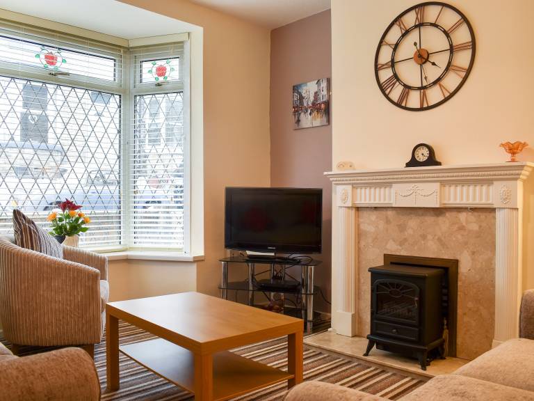 Family-friendly nice cottage with yard | River view | Pet-friendly in Whitby