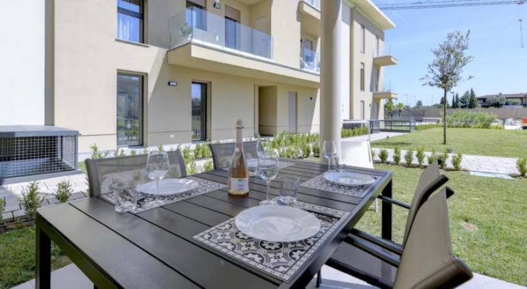 Apartment with pool & garden — photo 3