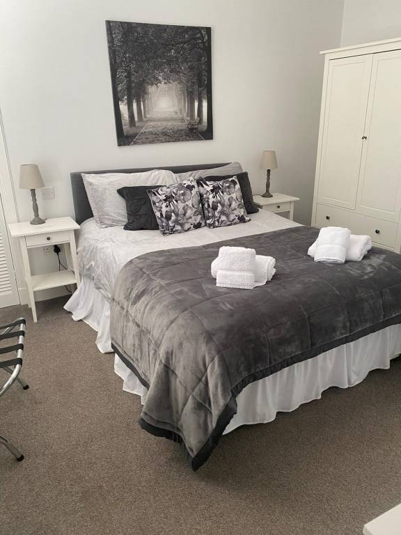 High Street House Sleeps 4 with Parking