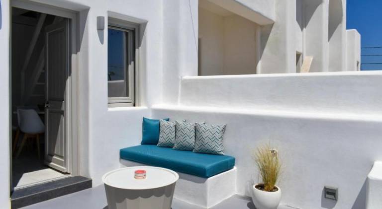 Serviced apartment with pool, patio & hot tub — photo 3
