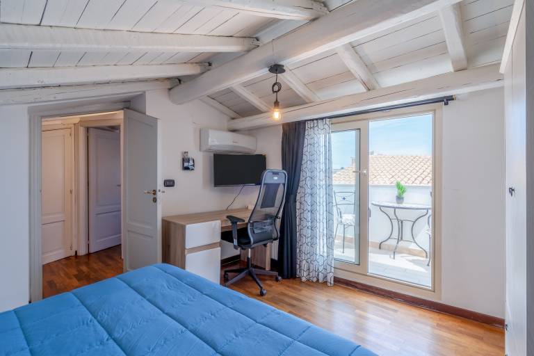 Holiday Apartment 'Cheyenne's House' with Terrace, Balcony & Wi-Fi in Syracuse