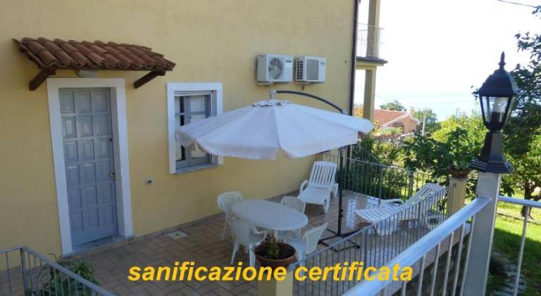 Holiday apartment with terrace, yard & barbecue — photo 4
