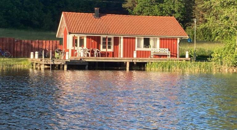 Lodge with sauna, BBQ & garden | Pets allowed in Norrköping