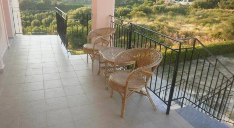 Rental apartment with patio & yard — photo 5