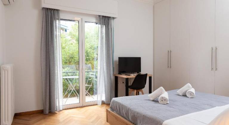 Holiday apartment with patio | Suitable for remote work in Athens