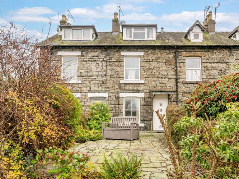 Cottage with yard & patio in Keswick