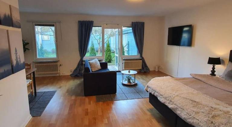 Holiday apartment with yard — photo 2