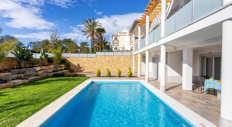 Villa with private pool, patio & garden in Portimão