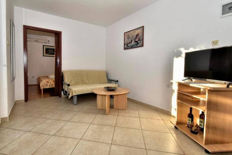 Holiday apartment with patio & BBQ in Brela