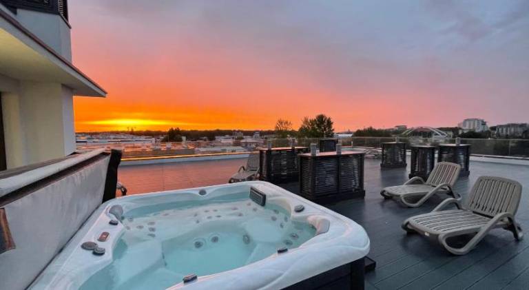 Rental apartment with hot tub — photo 2