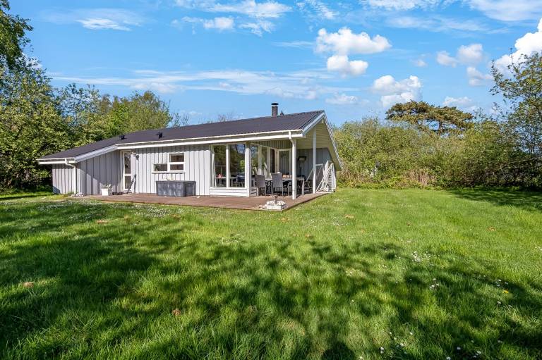 House with sauna, jacuzzi & garden in Ebeltoft