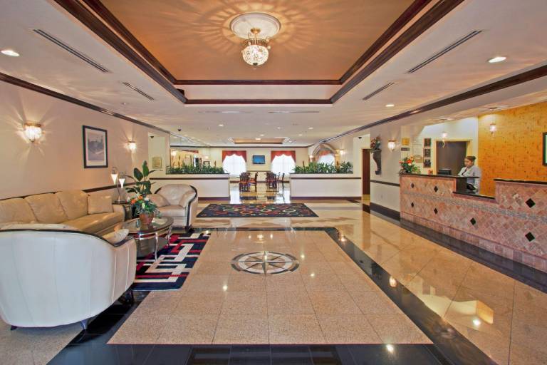 La Quinta Inn & Suites by Wyndham Tampa Central — photo 2