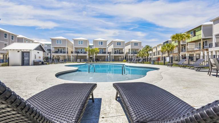 Vacation home with grill & pool — photo 4