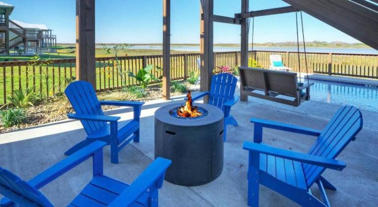 Vacation home with pool & grill — photo 5