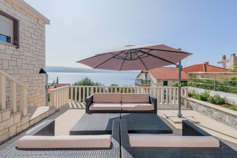 Luxury apartment with shared pool, patio & sea view — photo 4