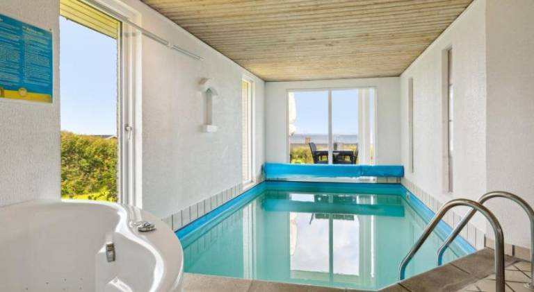 Vacation home with pool — photo 5