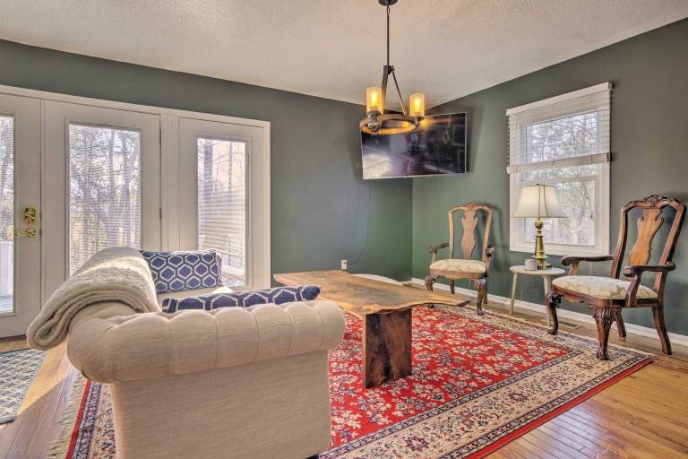 Blue Ridge Retreat w Mountain Views & Deck