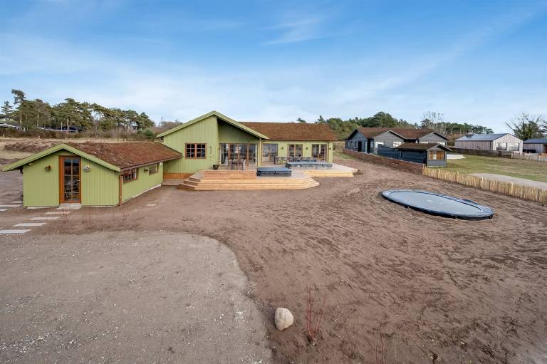 Fully equipped beautiful house with hot tub, sauna & patio | Sea view | Pets are welcome — photo 3