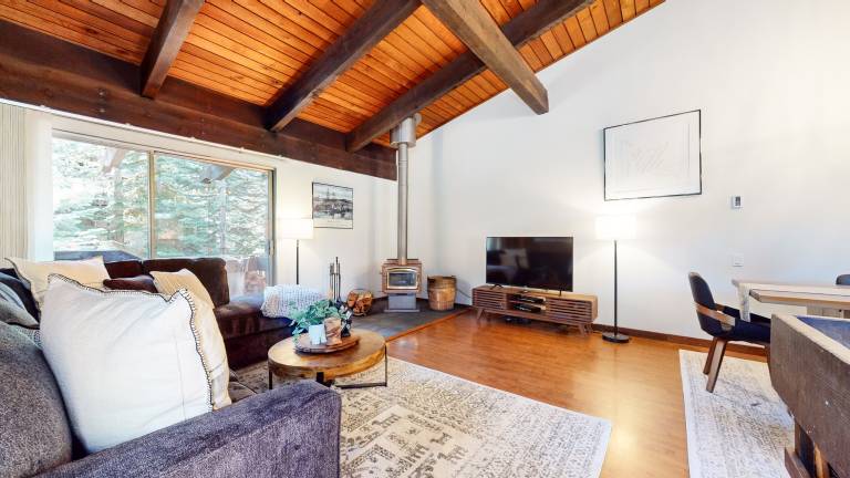 Pleasant condo with sauna, jacuzzi & heated pool | Mountain view | Close to the ski | Pet-friendly — photo 5