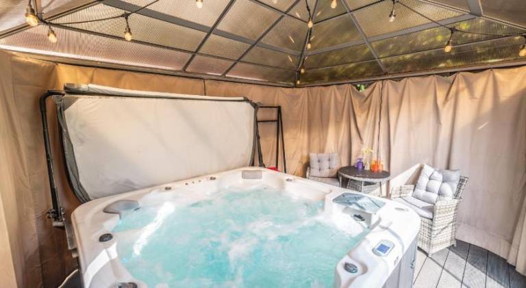Large 3 Bed House in Coventry by ARP Homes with Hot Tub, Free Parking, Ideal for Groups, Families & in Coventry