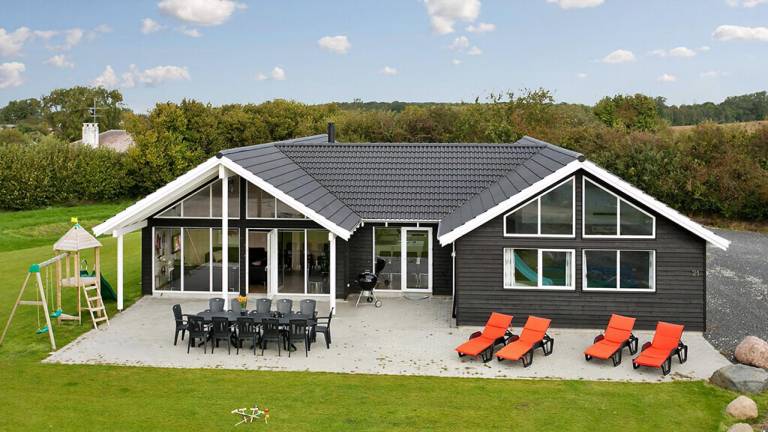Vacation home with hot tub, terrace & sauna — photo 2