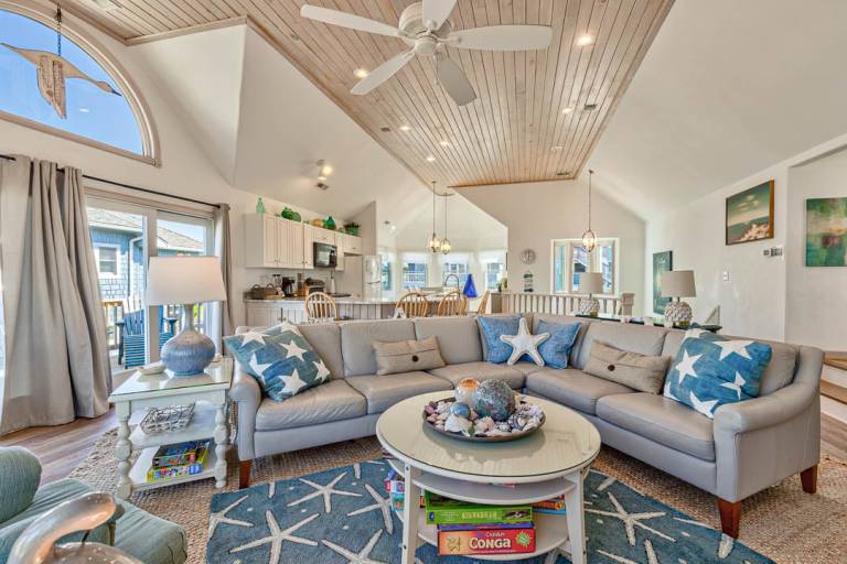 Vacation home with hot tub, barbeque & pool — photo 5
