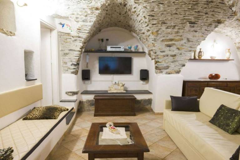 Villa with yard, terrace & pool — photo 4