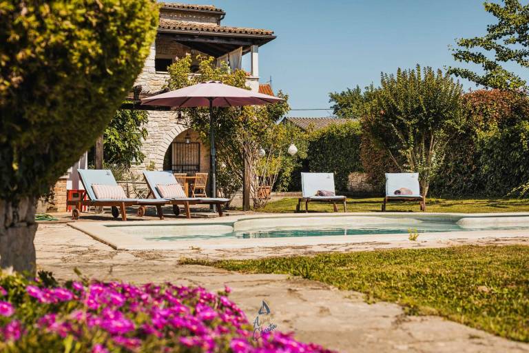 Charming 3-BR villa for 6 with extra large pool and garden — photo 3
