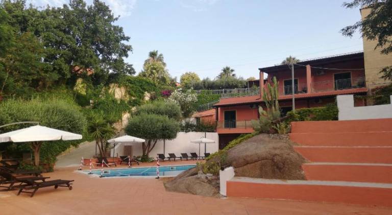 Serviced apartment with pool, BBQ & yard in Parghelia