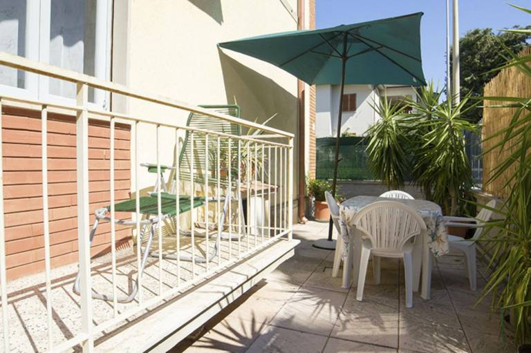 Rental apartment with yard — photo 3
