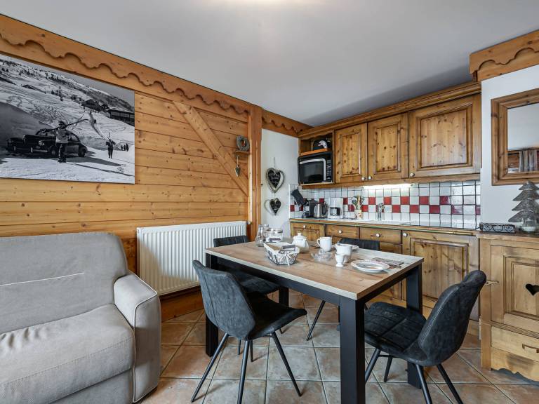Bright apartment near slopes with pool access, pets allowed — photo 2