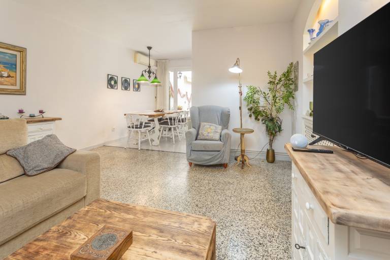 House with yard, terrace & fast internet | City view — photo 5