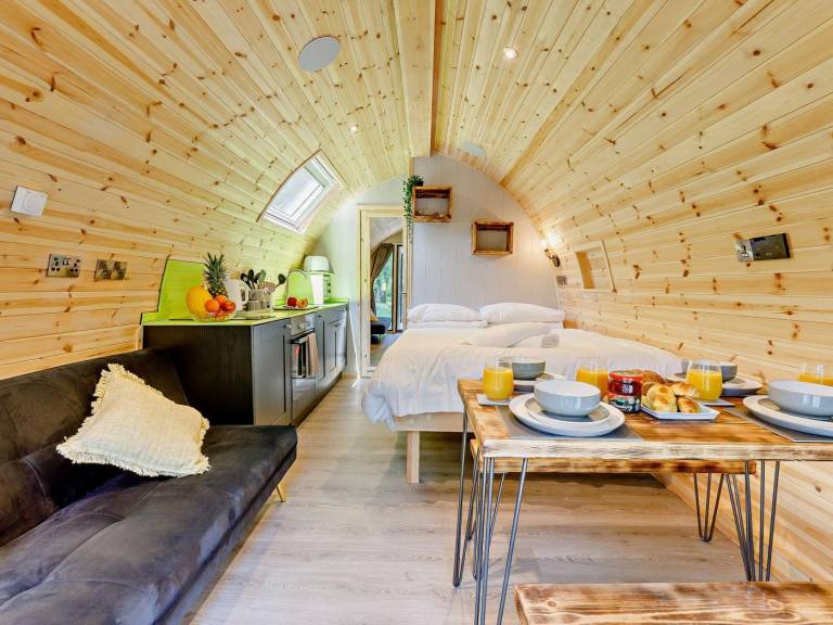 Camping suite with barbeque & hot tub | Water view — photo 3