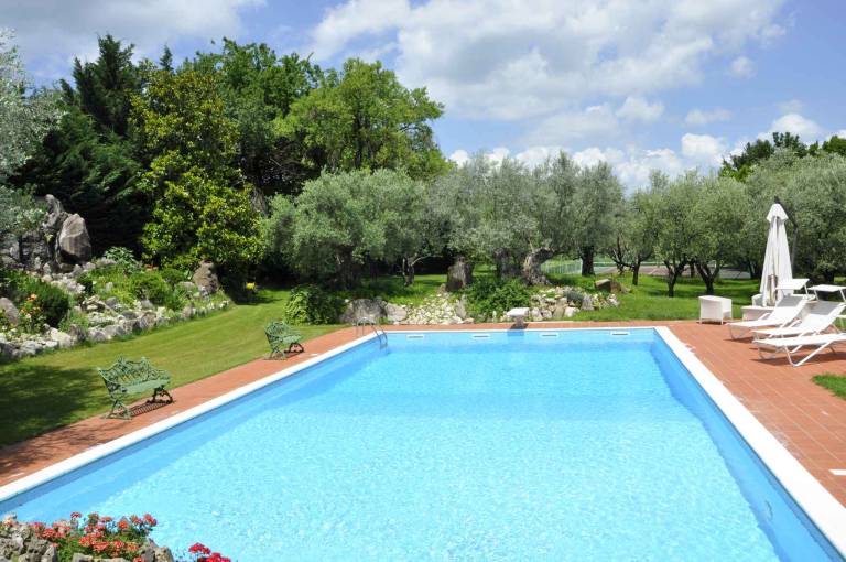 Apartment with pool, grill & yard in Lazise