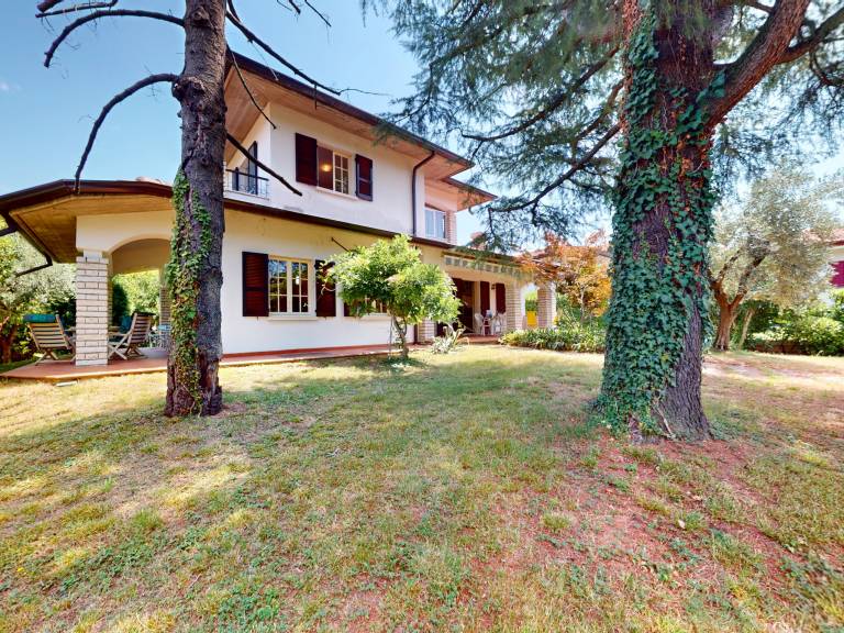 Villa with yard & grill | Next to the beach | Pet-friendly in Sirmione