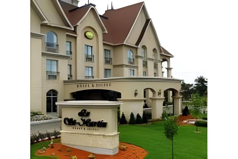 Le St-Martin Hotel & Suites in Laval, QC