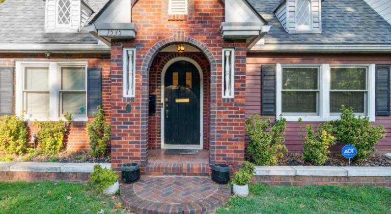3 bed, office, hot tub, 2 min to Cherry St in Tulsa, OK