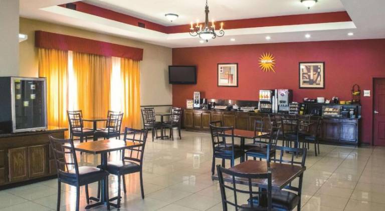 La Quinta Inn & Suites by Wyndham Alice — photo 3