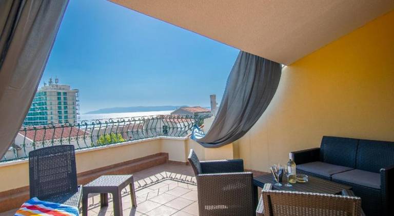 Holiday apartment with garden & patio in Tucepi