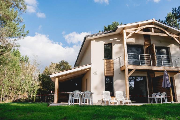 Beautiful villa with yard, pool & patio | Good for workation | Dogs allowed in Lacanau