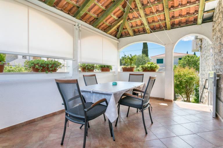 Apartment with garden, barbeque & patio in Supetar