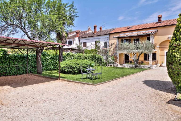 Holiday apartment with air conditioning and carport — photo 4