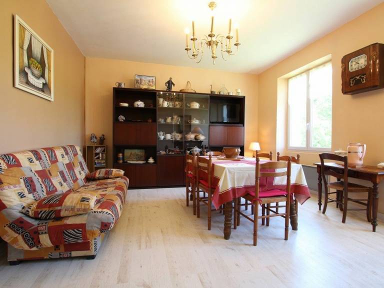 Charming Old Schoolhouse: 3BR, Scenic Views, Near Loire Gorges, Pet Friendly — photo 3