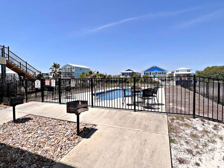Vacation home with patio, private pool & barbeque | Beach view — photo 3